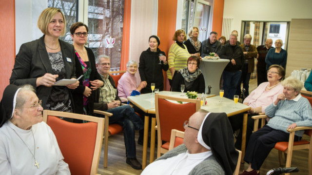 Die Leiterin der Tagespflege, Ulrike Stukenberg, begrüßt die rund 50 Gäste zur Feier des runden Geburtstages der Einrichtung. Foto: SMMP/Bock
