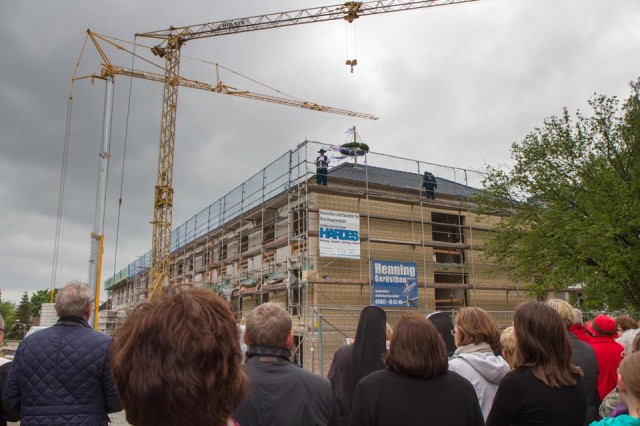 Richtfest für den Neubau von Haus Maria - und das Dach ist auch schon drauf. (Foto: SMMP/Beer)