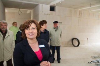 Heimleiterin Astrid Marx-Vehling weiß schon ganz genau, wie das neue Haus aussehen wird. (Foto: SMMP/Beer)