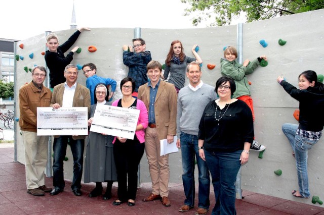 Schüler spenden 1000 Euro für einen Pflegesessel im Haus Maria. (Foto: Geseker Zeitung)