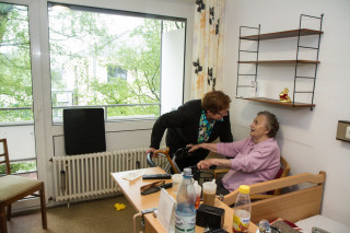 Die 92-jährige Gertrud Rottau bereitet sich mit ihrer Tochter Christa Pasel auf den Umzug vor. Foto: SMMP/Bock