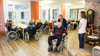 Der 100-jährige Theodor Rempe ist ganz begeistert, als er zum Mittagessen in einen der neuen Speiseräume geführt wird. Foto: SMMP/Bock