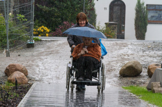 Selbst als der Regen am stärksten prasselt, lassen sich Senioren und Helfer nicht beirren. Foto: SMMP/Bock