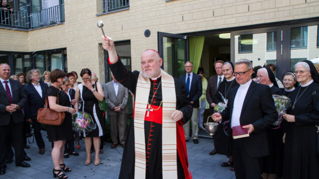 Kardinal Reinhard Marx segnet das Haus Maria und weiht anschließend die neuen Räume ein. Foto. SMMP/Bock
