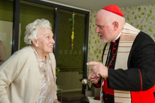 Kardinal Reinhard Marx begrüßt die Bewohnerinnen und Bewohner des Hauses und trifft dabei viele Bekannte wieder. Foto: SMMP/Bock