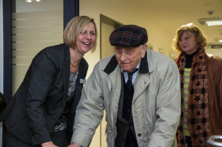 Ulrike Stukenberg begrüßt Josef Hoffmann. Der 87-Jährige gehört schon seit mehreren Jahren zu den Gästen der Tagespflege. Foto: SMMP/Bock