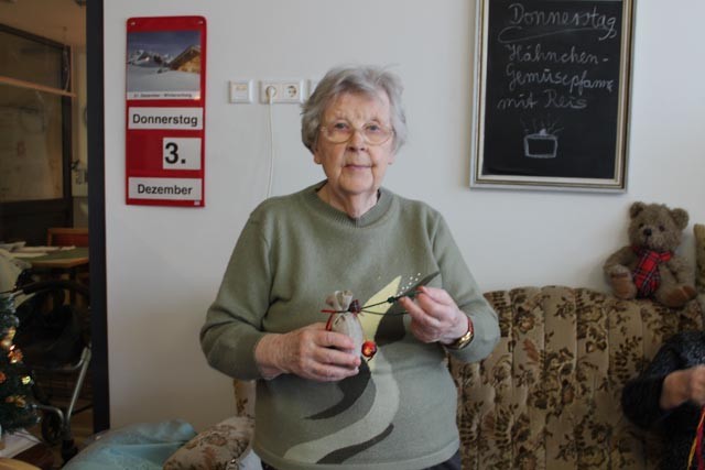 Frau Bolik hat ein Geschenksäckchen mit einer Schleife versehen.