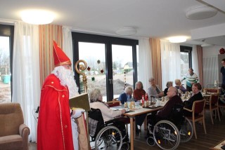 Ein Besuch von Bischof Nikolaus in der Senioren-WG im Haus Maria