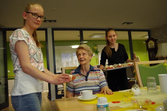 Frau Borgwardt freut sich über die Köstlichkeiten.