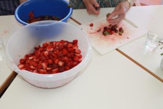 Erdbeeren putzen und schneiden...