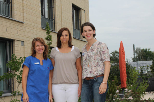 Oxana König und Angelika Knies ergänzen das Team der Palliativfachkräfte. Pflegedienstleiterin Petra Wessel freut sich über den erfolgreichen Abschluss der 1-jährigen Fachweiterbildung
