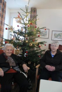 Frau Krawzyk und Frau Henkemeier freuen sich schon auf das bevorstehende Weihnachtsfest