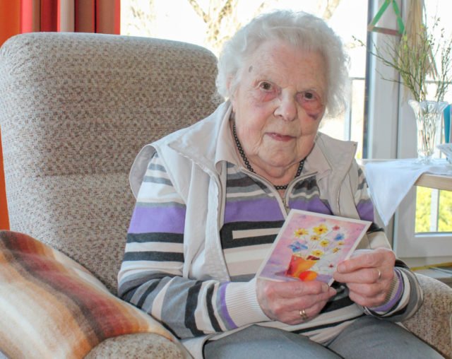 Bewonherin Gisela Schulte freut sich, über Briefe und Karten mit ihren Angehörigen in Kontakt zu bleiben. Foto: Marx-Vehling/SMMP