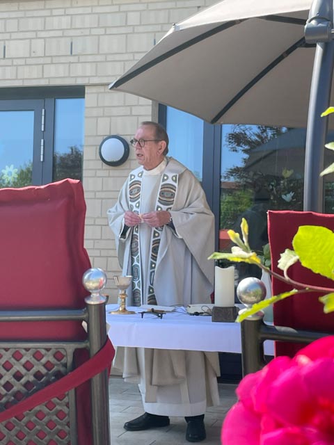 Monsignore Wilfried Schulte zelebriert einen Open-Air-Gottesdienst im Aroma-Klostergarten