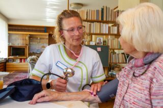 Altenpflegerin Barbara Müller vom Ambulanten  Pflegedienst Haus Maria in Geseke besucht eine Kundin. Foto: SMMP/Ulrich Bock
